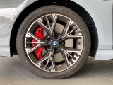 BMWの純正アロイホイールは軽量かつ強度にも優れているホイールで走行性能を引き上げる設計になっております。足元にもBMWは妥協がなくこだわっている個所になります。