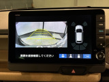 リバースギアに入れるだけで後方の表示へ切り替わります。夜間や雨の日の駐車も楽になりますよ。