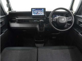 ◆視界広々で非常に運転しやすくロングドライブでも疲れを感じさせないすっきりとまとまったインパネ周りです。