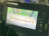 【バックカメラ】駐車時に後方がリアルタイム映像で確認できます。大型商業施設や立体駐車場での駐車時や、夜間のバック時に大活躍!運転スキルに関わらず、今や必須となった装備のひとつです!
