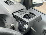 ダッシュボードの運転席側にドリンクホルダーを装備