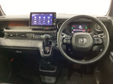 車内は光触媒抗菌消臭施工済です。インパネ周りはスタイリッシュなデザインで機能や装備も充実しています。グローブボックスやカップホルダーのほかにトレーなどたくさんの収納スペースが付いています。
