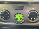 【オートエアコン】一度お好みの温度に設定すれば、車内の温度を検知し風量や温度を自動で調整。暑い&hellip;寒い&hellip;と何度もスイッチ操作をする必要はありません。快適な車内空間には必須の機能ですね♪