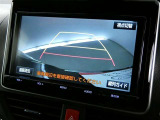 バックガイドモニター付き。車両後方の映像をナビ画面に表示し、駐車などの後退操作をサポートします。