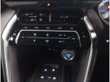 お車のキーはスマートキーです。キーを身につけた状態で車に近づき、ドアロックの解錠や施錠操作が出来ます。雨の日など両手がふさがっている時など、とっても便利ですね。
