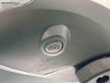サイドカメラ 車両の前後左右に搭載した4つのカメラにより、車庫入れや狭い道でのすれ違いをしっかりサポートするパノラマモニター対応カメラが付いてます