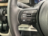 ステアリングにオーディオ操作スイッチが付いています。オーディオ画面に直接タッチしなくても操作が出来ますので、運転に集中できます。