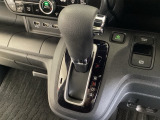 CVT車のセレクトレバーです。低速から高速まで、変速ショックのないスムーズな走りを実現するとともに、エンジン効率のよい領域を維持することで燃費にも貢献します。