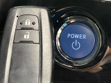 【スマートキー】カバンやポケットに入れたままでもドアの施錠・解錠が可能なスマートキーを装備。エンジンのオン・オフ時もカギを取り出す必要が無いからとっても便利です♪