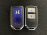 スマートキーを装備しています。鍵を差し込むことなくドアロックの開け閉めと、スタートボタン操作でのエンジンスタートができます。スペアキーも同じものを用意しております。