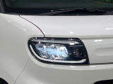 【LEDヘッドライト】悪天候や夜間走行時も良好な視界を確保し安心して運転できる高輝度LEDヘッドライトを装備!点灯速度が早く、消費電力も抑えられています。