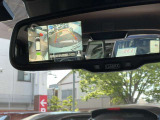ディスプレイ付ルームミラーでクルマを上空から見下ろしているかのように、状況を把握できます。4つのビュー「トップ・フロント・サイド・バックビュー」を切り替えることで狭い場所でも周囲が映像で確認できます