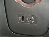 ●USB・AUX接続:お手持ちのミュージックプレーヤーを接続し、車内でお気に入りの音楽を気軽に楽しむことができます♪