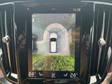 【360&deg;ビューカメラ】4台の高解像度カメラで360度の鳥瞰図を表示。隣の車や壁、死角にある障害物などを画面で確認できるため、狭いスペースでの駐車・出入りも安心です。