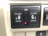 【両側パワースライドドア】両側がパワースライドドアになっており、運転席のスイッチやスマートキーでも開閉が可能です!開口部も広いので乗り降りも楽々♪