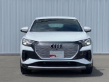 象徴的なシングルフレームグリルとフォーリングス。AudiのDNAと最先端の技術が融合した鋭いLEDの眼光は、一目でそれと分かる知性と、洗練された品格に満ちた佇まいをフロントに宿しています。