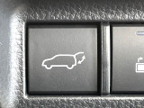 【ハンズフリーパワーバックドア】リアバンパー下部に足先を出し入れするだけでバックドアが自動で開閉♪両手が荷物でふさがっている時でもラクラク開閉操作が行えます!