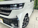 【LEDヘッドライト】悪天候や夜間走行時も良好な視界を確保し安心して運転できる高輝度LEDヘッドライトを装備!点灯速度が早く、消費電力も抑えられています。