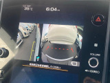 【フロント&サイドカメラ】ドライバーから見にくい死角部分を映像で確認できる前方と左側面にカメラを装着。見通しがきかない場所や住宅密集地などを運転することが多い人におすすめの安心装備です。