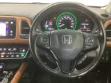 【ハンドル】運転にかかわる様々な操作を安全に行えるように視点移動が少なく操作性に配慮されたスイッチ類が凝縮されたコックピットです。