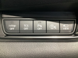 運転席脇のクラスタースイッチ部分にはカメラ切り替えスイッチ、パーキングセンサーOFF、その他走行系スイッチを集中配置しております。
