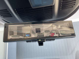スマート・ルームミラーは、車両後方のカメラ映像をミラー面に映し出すので、同乗者や荷室の車内状況に影響されず後方視界が得られます。