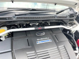 【STIタワーバー】お車の剛性を高めるタワーバーを装備。よりスムーズなコーナリング走行が可能となり、走りも楽しめます。