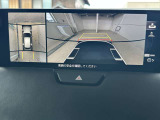 360度ビューカメラを搭載。4方の小型カメラの映像を処理し、車両真上からの映像に変換しています。
