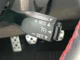 【 クルーズコントロール 】高速道路で便利なクルーズコントロールも装着済み。アクセルを離しても一定速度で走行ができる装備です。加速減速もスイッチ操作でOKです。