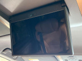 【13.2型有機ELフリップダウン】三列目からでも迫力のエンタメが観れる大画面フリップダウン。有機ELのモニターでは、一般的なフリップダウンよりも高コントラストでキレイな映像を楽しめます。