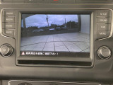 ギアをリバースに入れると車両後方の映像を映し出します。画面にはガイドラインが表示され、車庫入れや縦列駐車などの際に安全確認をサポートします。