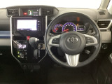 【ハンドル】運転にかかわる様々な操作を安全に行えるように視点移動が少なく操作性に配慮されたスイッチ類が凝縮されたコックピットです。