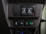 両側電動スライドドアは運転席から操作ができるよう、操作スイッチが付いています。Hondaセンシング用のVSA(ABS+TCS+横滑り抑制)解除と路外逸脱抑制機能などのスイッチがあります。