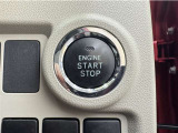 エンジンスタートボタンです。キーが車内にあれば、エンジンの始動・停止はブレーキを踏んでスイッチを押すだけ!キーを取り出す手間を省き、ワンプッシュでエンジンを操作するので簡単でスムーズです。