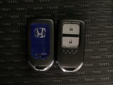 スマートキーを装備しています。鍵を差し込むことなくドアロックの開け閉めと、スタートボタン操作でのエンジンスタートができます。スペアキーも同じものを用意しております。