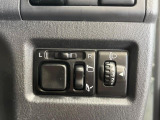 【電動格納ミラー】サイドミラーは電動格納式となっており、狭い駐車場でもキズがつくリスクを抑えられます。