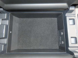 USBポートを二口備えていますので、運転席と助手席それぞれのスマホや電子小物が充電可能です。