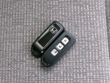 スマートキー付。キーを取り出さなくてもドアロックの施錠・開錠、エンジンの始動が出来ます。雨の日や荷物の多い日にとても便利ですね。