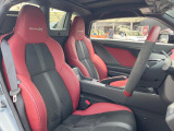 【専用スポーツシート】ホールド性に優れ、カーブ時の体が流れを抑制してくれます。また、体にフィットするから腰や背中が疲れにくく、ロングドライブや高速走行でも快適にお過ごしいただけます♪