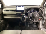 車内は光触媒抗菌消臭施工済です。スタイリッシュなデザインで暖かみのあるインパネ周りを演出します。グローブボックスやカップホルダーのほかにトレーなどたくさんの収納スペースが装備されています。