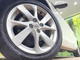 【純正16インチアルミホイール】外観にマッチした純正アルミホイールを装着しております。各種社外アルミホイールや、スタッドレスタイヤも取扱いしております。是非ご相談ください♪