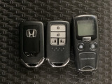 スマートキー付きですからドアロックの開閉およびエンジンスタートが楽々です。電動スライドドアの開け閉めもボタンで操作できます。加えて、純正リモコンエンジンスターター用の操作キーもついています。
