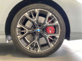 BMWの純正アロイホイールは軽量かつ強度にも優れているホイールで走行性能を引き上げる設計になっております。足元にもBMWは妥協がなくこだわっている個所になります。