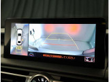 パノラミックビューモニター。車両を上から見たような映像を表示。運転席から目視しにくい車両周囲の状況をリアルタイムで確認できます。