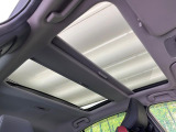 【パノラマルーフ】大型のガラスルーフ搭載で車内の解放感が一気にアップ!開放的なドライブをお楽しみいただけます。
