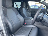 ドライバーの身体をホールドし、安定したドライビング姿勢をサポート致します。日常的な運転でも、長時間にわたる運転でも快適な姿勢を保つための設計になっております。