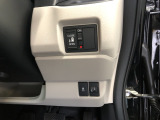 【片側電動スライドドア】リモコンや運転席のスイッチ操作のほか、ドアハンドルを少し引くだけでリアドアが自動開閉します♪