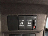 【両側パワースライドドア】両側がパワースライドドアになっており、運転席のスイッチやスマートキーでも開閉が可能です!開口部も広いので乗り降りも楽々♪