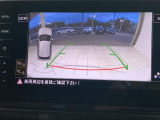 ギアをリバースに入れると車両後方の映像を映し出します。画面にはガイドラインが表示され、車庫入れや縦列駐車などの際に安全確認をサポートします。