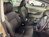 運転席の画像です。足元やシートまわりに余裕があり、リラックスした姿勢で運転が可能です。視界も良好で操作系へのアクセスもしやすく、快適で安心感のあるドライブをサポートします。